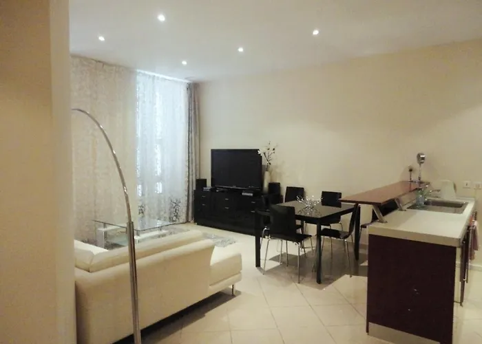 Apartment on Rue De France 4