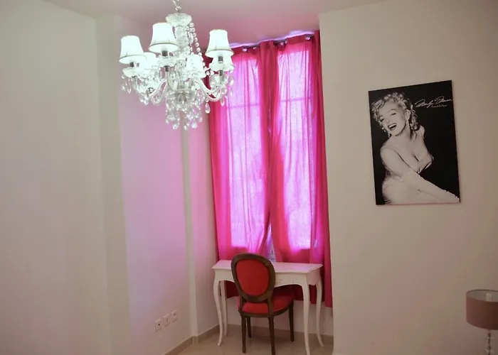 Apartment on Rue De France 4